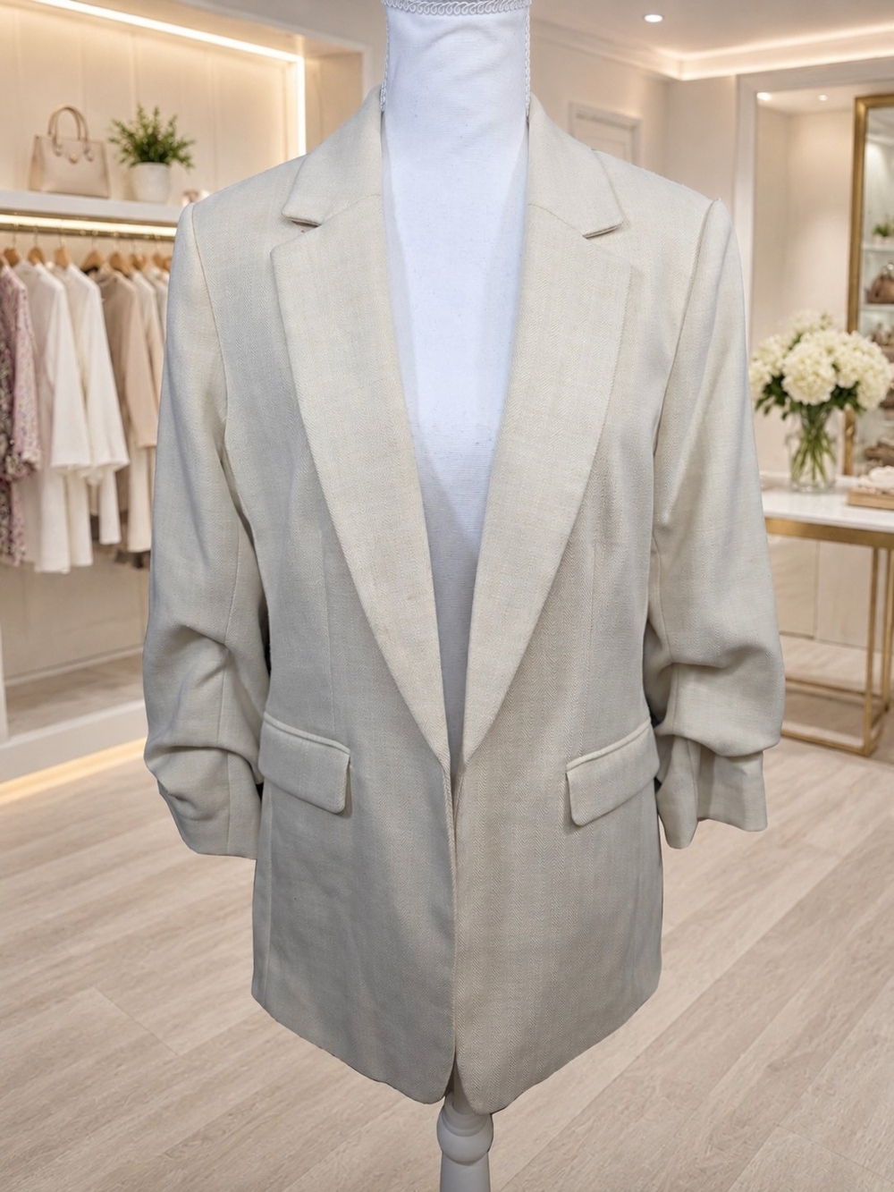Elegant H&M ivory/cream blazer with a subtle herringbone texture and a polished - Picture 2 of 7